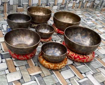 Handmade 7 metal Bronze chakra frequency tuned full moon singing bowl 7 Pcs Set
