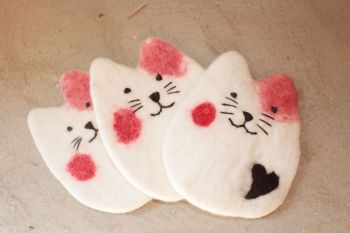 100% wool Felted kitty for decoration